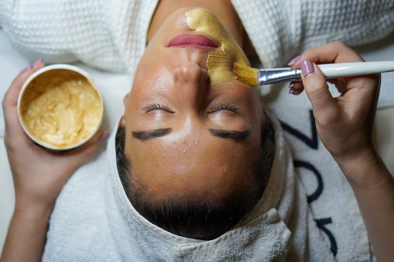 Ten zabieg wykonuje mnóstwo kobiet. Czy może zaszkodzić naszej skórze?