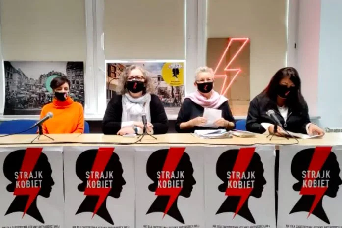 Apel do policji był jednym z głównych punktów programu konferencji Strajku Kobiet, w której uczestniczyła karnistka prof. Monika Płatek. Od lewej: Klementyna Suchanow, Marta Lempart, prof. Monika Płatek, Agnieszka Czerederecka.