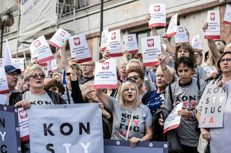 Koszulki z napisem "konstytucja" zdaniem szefa PKW nie zakłócają ciszy wyborczej.