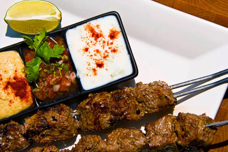 Kebab to porcja protein. Jeśli dodamy do niego warzywne pasty i sałatki, mamy zdrowe jedzenie zamiast fastfoodu!