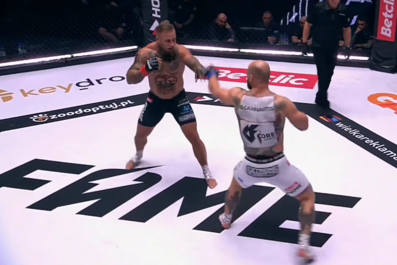 Wypadek Fame MMA 11. Pracownik spadł z trybun, udzielono mu pomocy medycznej.