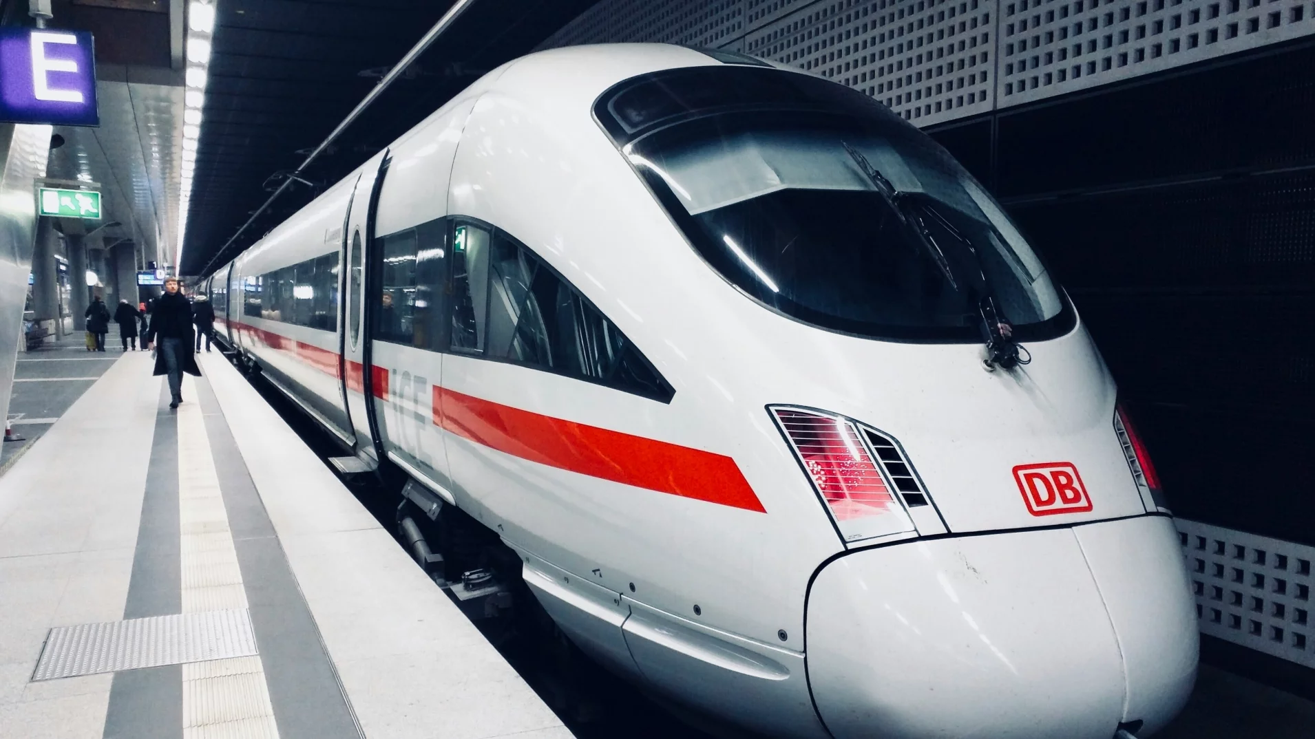 Jechał na gapę. Zatrzymał pociąg jadący z ogromną prędkością