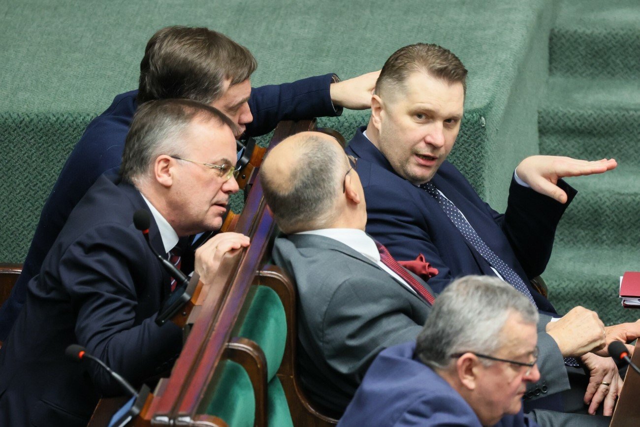 Minister Przemysław Czarnek w otoczeniu członków rządu (za plecami Zbigniew Ziobro, na skos Jarosław Sellin).