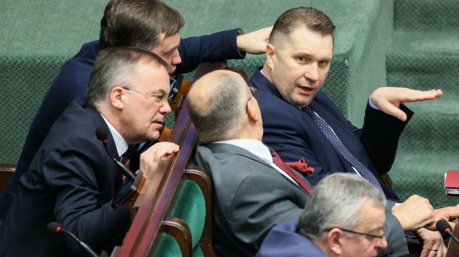 Minister Przemysław Czarnek w otoczeniu członków rządu (za plecami Zbigniew Ziobro, na skos Jarosław Sellin). Minister Przemysław Czarnek w otoczeniu członków rządu (za plecami Zbigniew Ziobro, na skos Jarosław Sellin).
