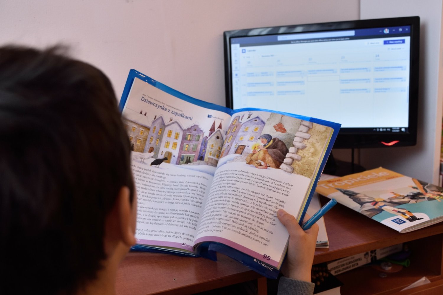 Dziecko podczas nauki. Zdjęcie ilustracyjne.