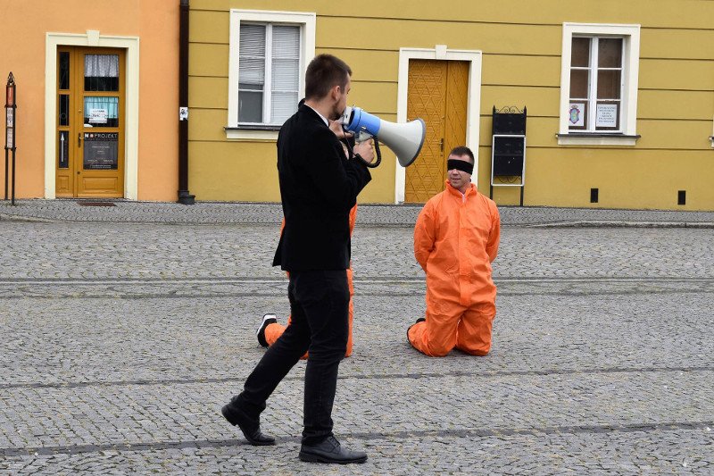 Happening zorganizowany na namysłowskim rynku nie zgromadził zbyt wielu widzów. A dokładniej: żadnego.