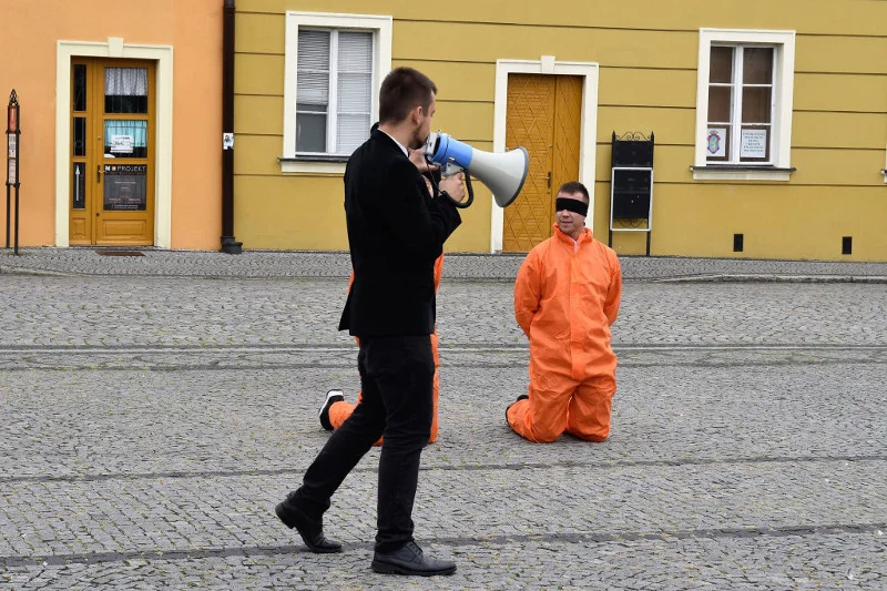 Happening zorganizowany na namysłowskim rynku nie zgromadził zbyt wielu widzów. A dokładniej: żadnego.