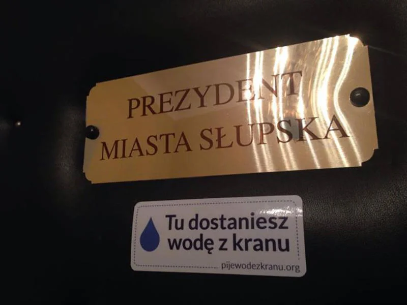 Robert Biedroń pije wodę z kranu w Słupsku.