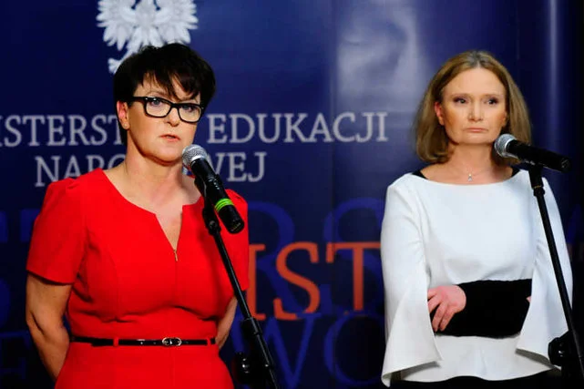 Minister edukacji krytykowana jest za niejasną sposób wyboru autorki darmowego podręcznika, który we wrześniu trafi do szkół.