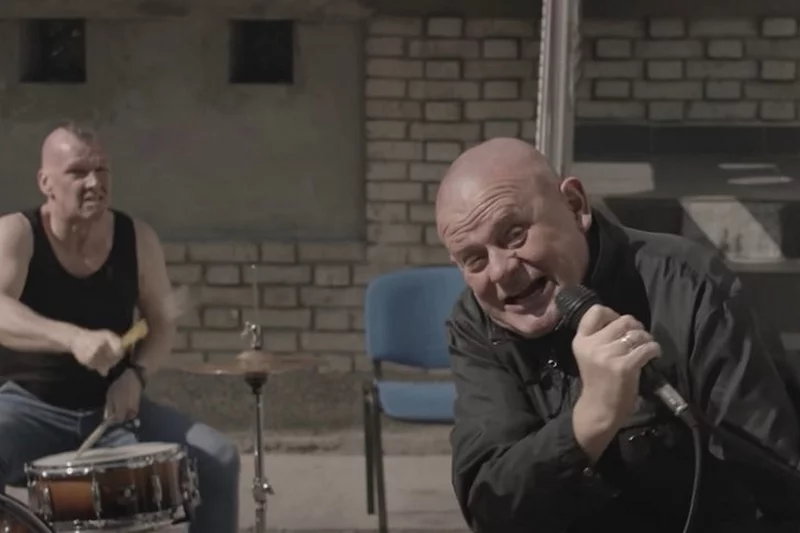 Kazik w piosence "Twój ból jest lepszy niż mój" wymownie nawiązuje do Jarosława Kaczyńskiego