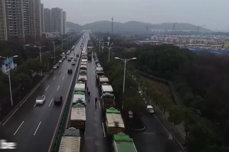 W Wuhan trwa budowa szpitala na 1000 łóżek. Ma być gotowy w 6 dni.