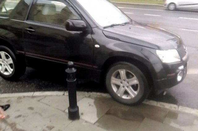 Tak parkuje samochód poseł Prawa i Sprawiedliwości.