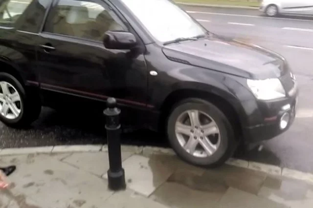 Tak parkuje samochód poseł Prawa i Sprawiedliwości.