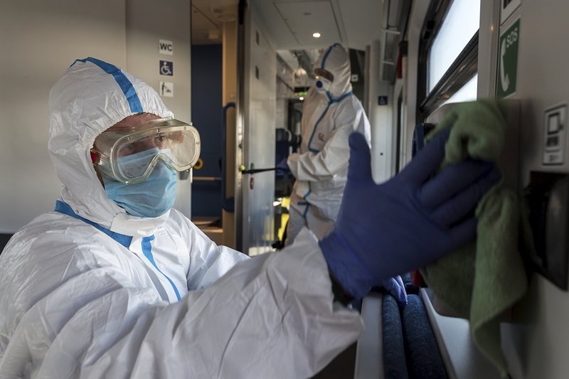 Wirus może przeżyć na plastiku nawet trzy dni.