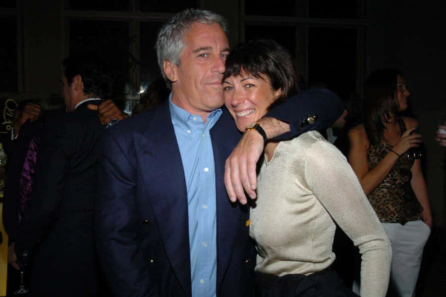 Ghislaine Maxwell była wieloletnią towarzyszą Jeffreya Epsteina. Jego ofiary oskarżają ją o współudział