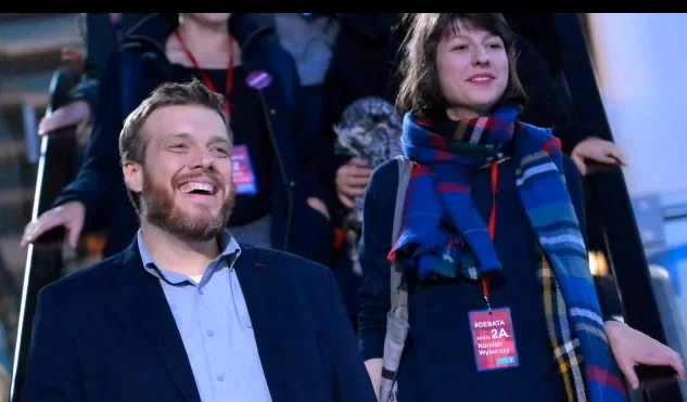 Adrian Zamberg nie jest spięty przed kamerami, mimo że patrzy na niego cały kraj