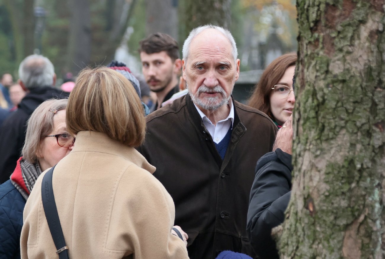 Dziennikarz TVN spotkał Macierewicza na cmentarzu. Zdradził, co usłyszał