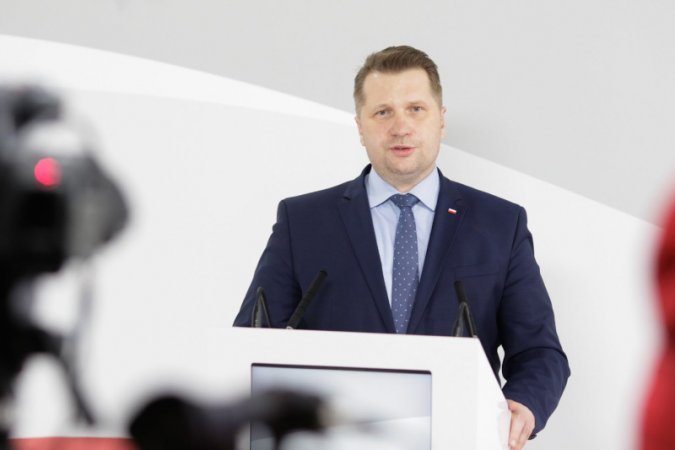 Minister edukacji i nauki Przemysław Czarnek przyznał, że jest ryzyko, że uczniowie klas I-III szkół podstawowych wrócą do nauki zdalnej.