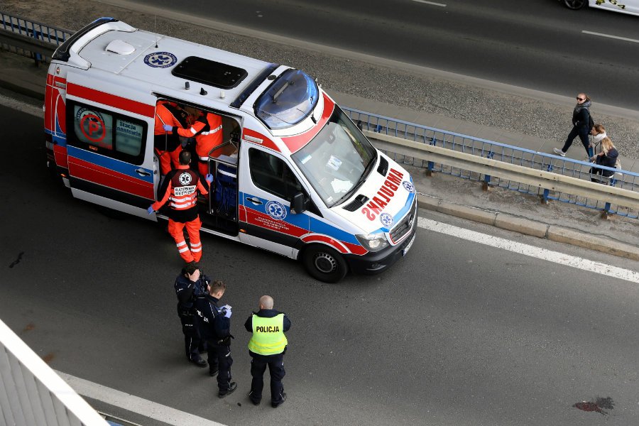 Matka 49-latki, śmiertelnie potrąconej w wypadku samochodym, w nocy wyskoczyła z okna bloku na warszawskim Bemowie.