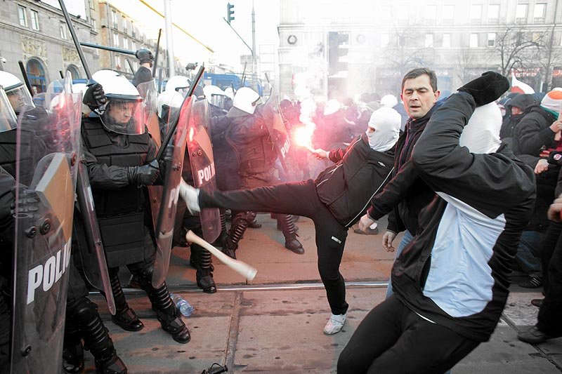 Jak przeżyć 11 listopada, by Święto Niepodległości nie wyglądało dla nas w ten sposób? Jak ominąć Marsz Niepodległości i krewkich antyfaszystów?