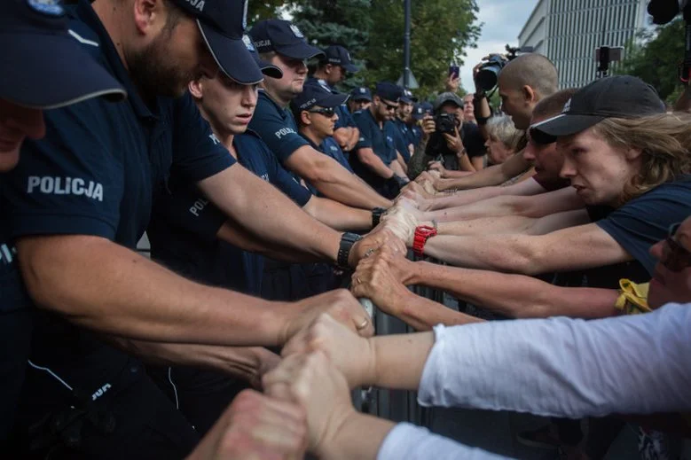 Pod Sejmem w ubiegłym tygodniu działy się dantejskie sceny. Jedną z nich nagłośnił poseł Szczerba. Teraz policja i MSW grożą mu prawnikami.