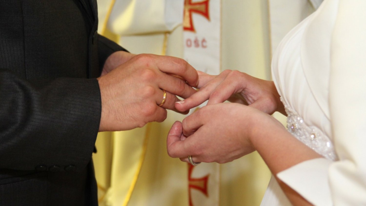 Drastycznie spadła liczba małżeństw zawieranych w kościołach