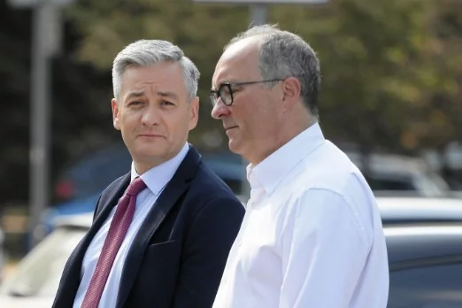 Robert Biedroń i Włodzimierz Czarzasty skomentowali przyjęcie przez Sejm ustawy o wyborach prezydenckich. Liderzy Lewicy twierdzą, że nie siada się do stołu z oszustami. Tak skomentowali wspólny front Jarosława Kaczyńskiego i Jarosława Gowina ws. wyborów prezydenckich.