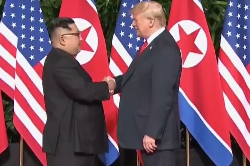 Historyczny uścisk dłoni przywódcy Korei Pólnocnej i prezydenta USA.