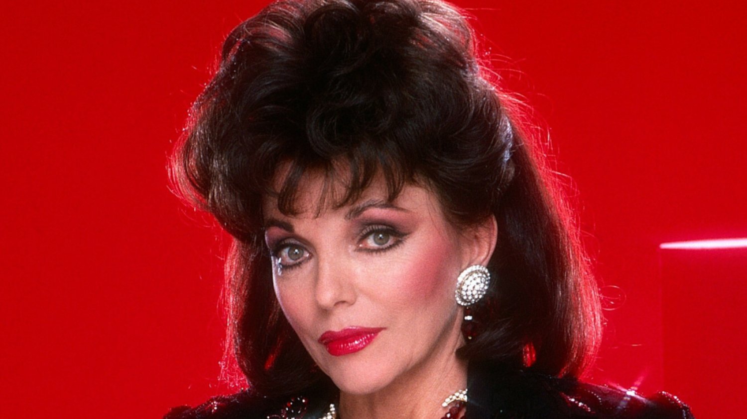 Joan Collins została zgwałcona przez swojego przyszłego męża. Seksuolożka tłumaczy, dlaczego takie sytuacje się zdarzają.
