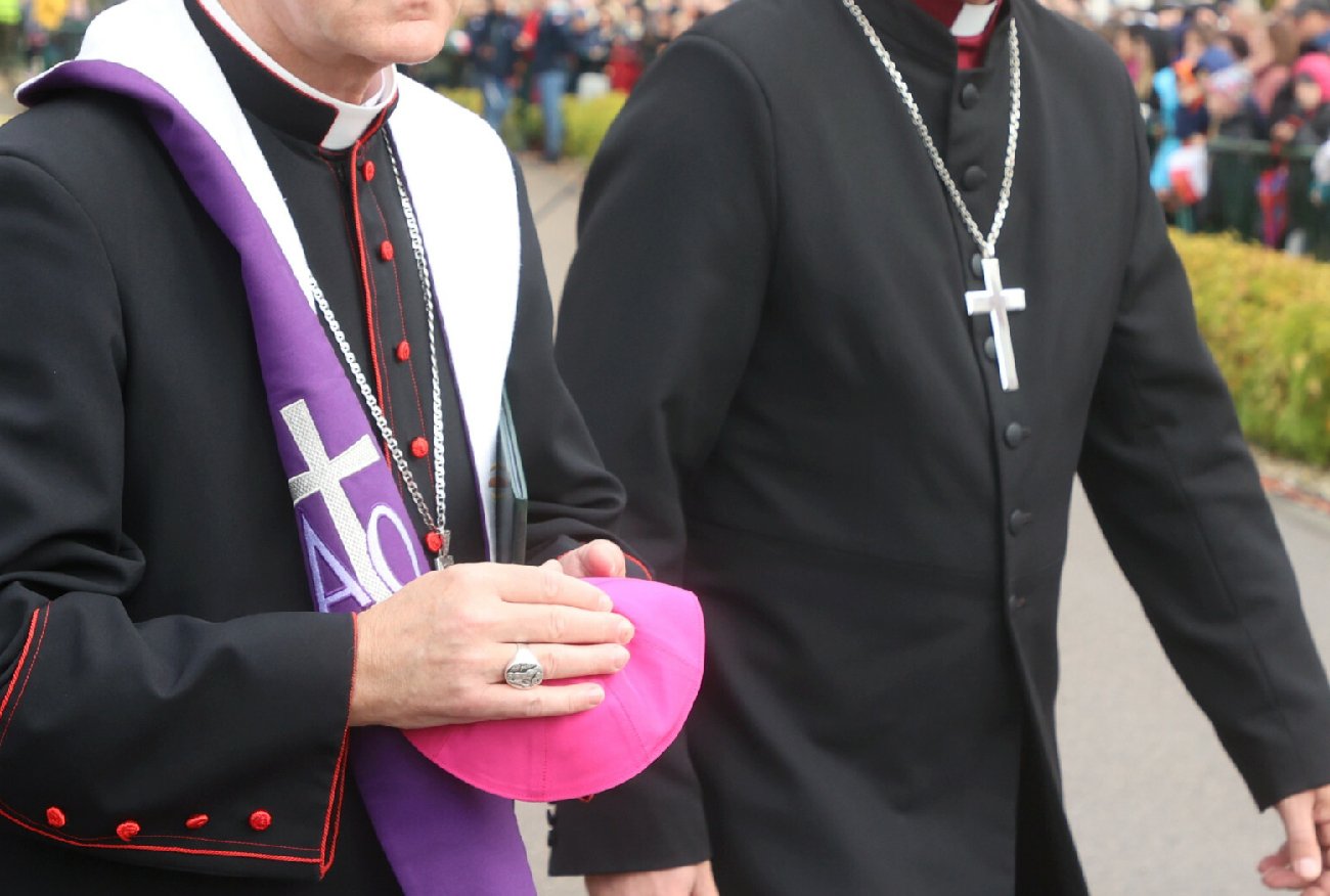 Ile zarabiają kapelani w KAS? "Nie wnoszą niczego, nie ma uzasadnienia".