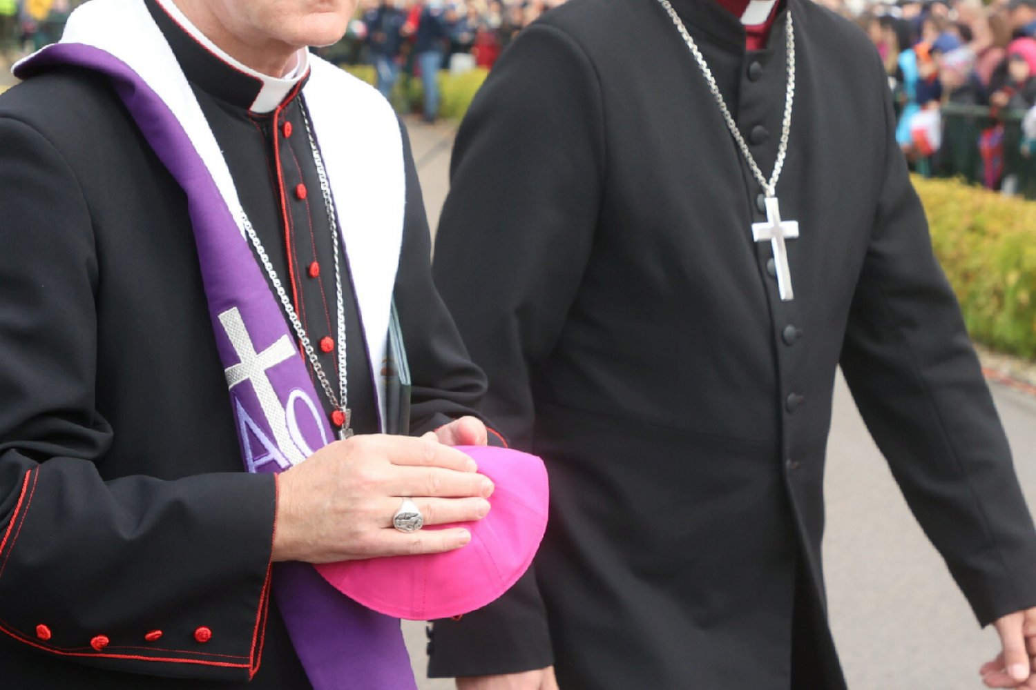 Ile zarabiają kapelani w KAS? "Nie wnoszą niczego, nie ma uzasadnienia".