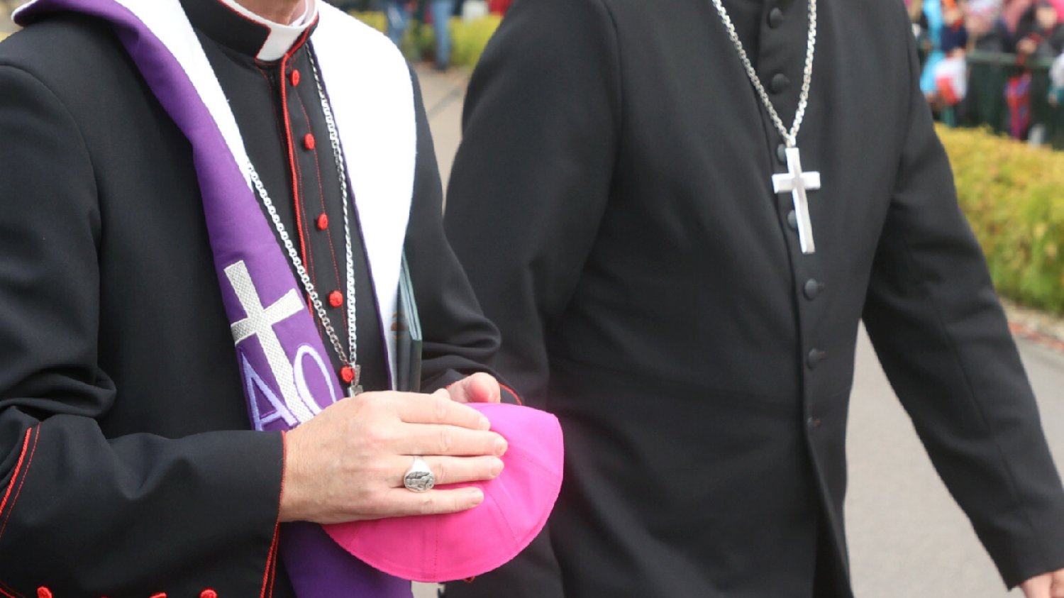 Ile zarabiają kapelani w KAS? "Nie wnoszą niczego, nie ma uzasadnienia".