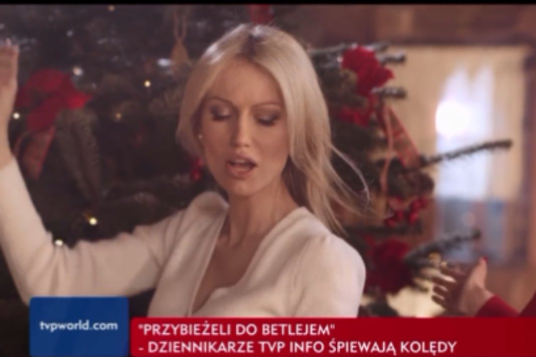 Magdalena Ogórek śpiewa kolędę