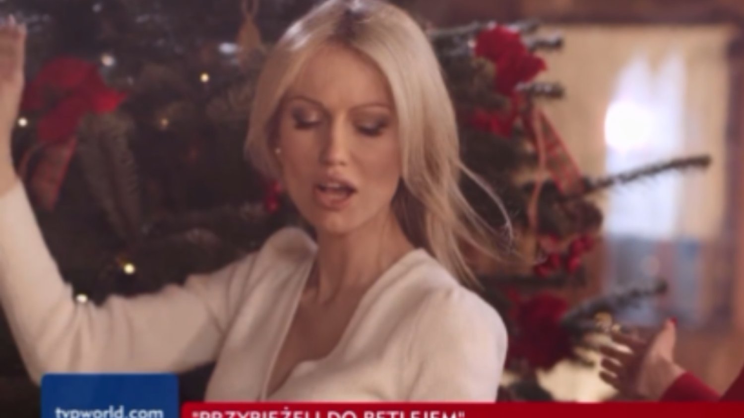 Magdalena Ogórek śpiewa kolędę