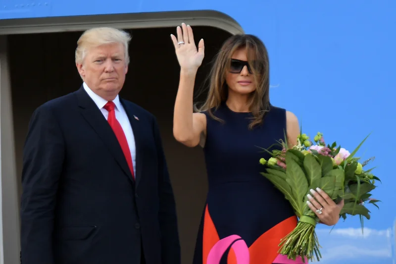 Melania Trump odtrąciła dłoń swojego męża.