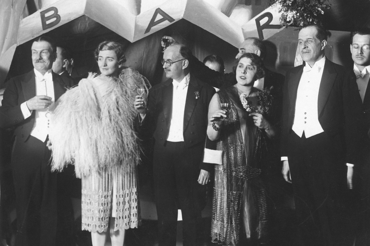 Uczestnicy balu karnawałowego w Warszawie., 1927 rok.