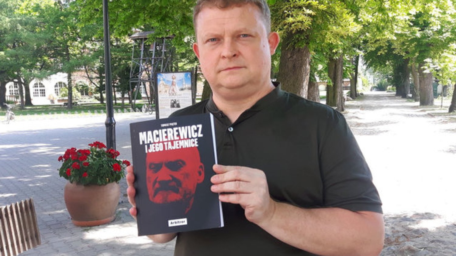 Tomasz Piątek jest autorem bestsellera "Macierewicz i jego tajemnice". Wydawnictwo sprzedało już ponad 100 tys. egzemplarzy książki, a dodruk nadal trwa.