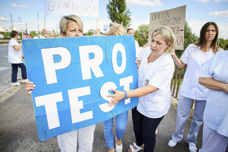 Pracownicy socjalni szykują się do strajku. Na zdjęciu protest pracowników MOPS w Łodzi w sierpniu 2018.