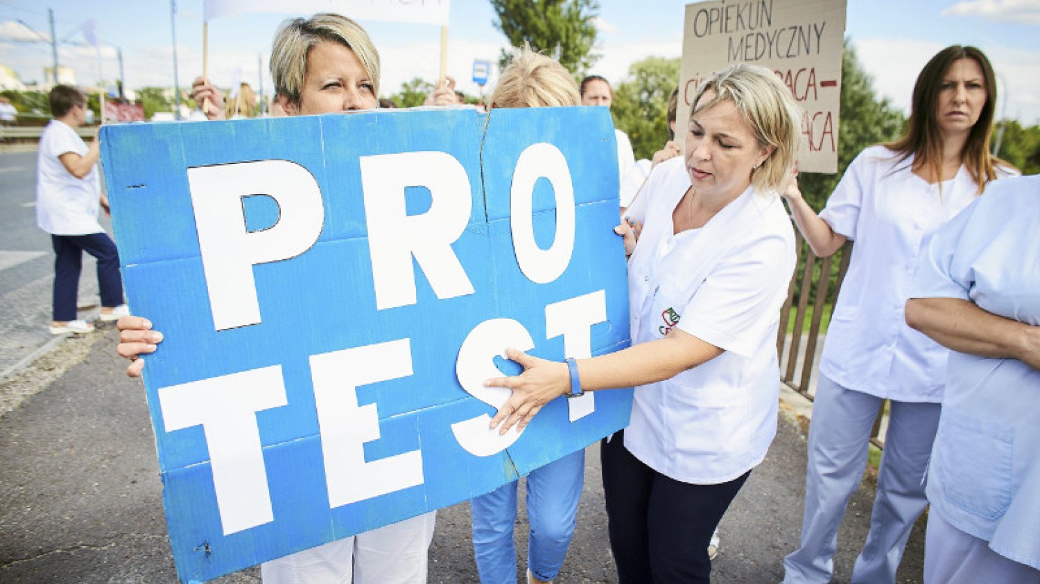 Pracownicy socjalni szykują się do strajku. Na zdjęciu protest pracowników MOPS w Łodzi w sierpniu 2018.
