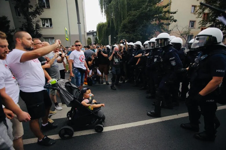 Kontrmanifestant próbował zablokować Marsz Równości w Białymstoku wózkiem z dzieckiem.