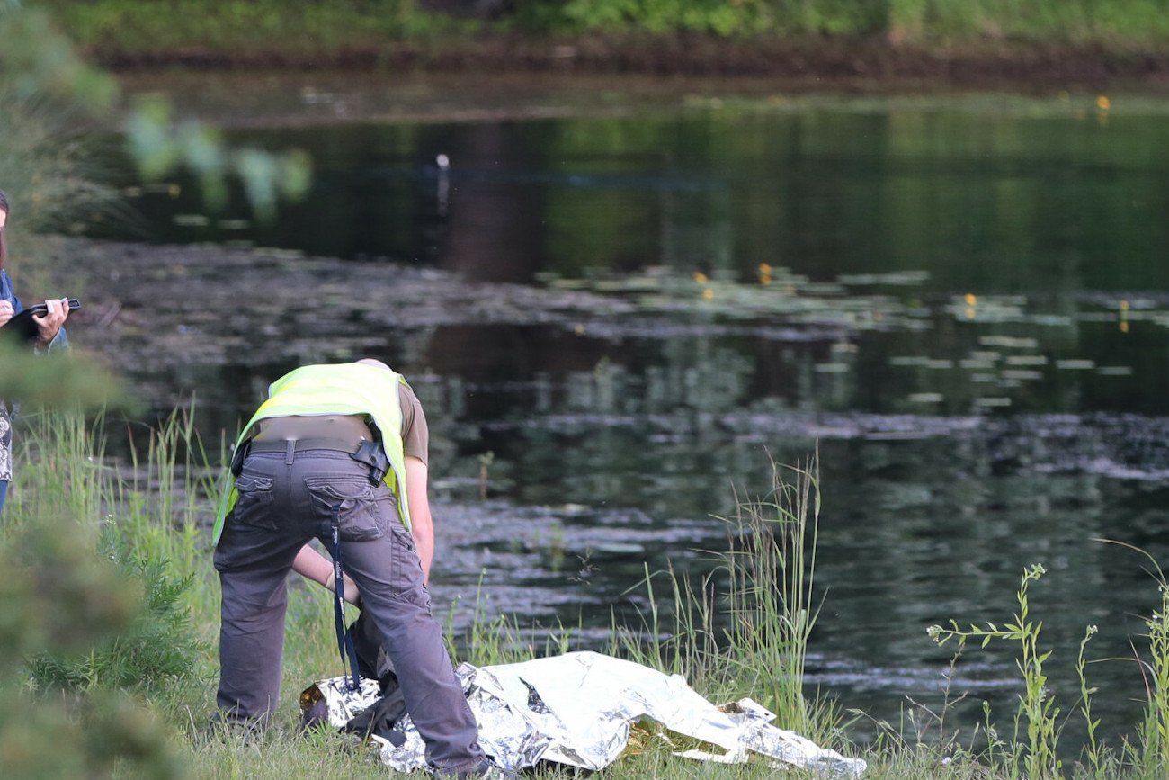 Ciało 21-letniej kobiety odnaleziono w niedzielę nad ranem w stawie w miejscowości Żelechlinek. (zdjęcie ilustracyjne)