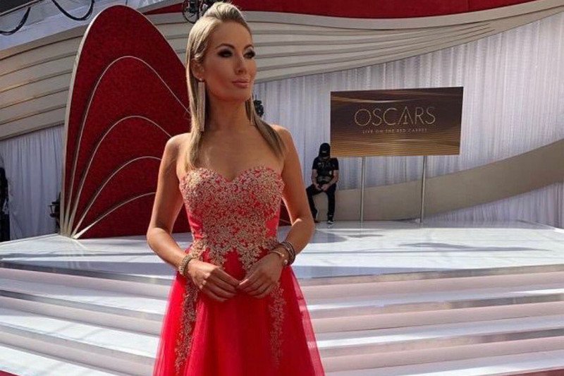 Wiadomości TVP zachwyciły się sukienką... swojej reporterki Zuzanny Falzmann.