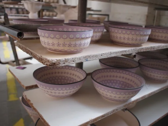 Tak wyglądają przed wypaleniem kolory na bolesławieckiej ceramice.