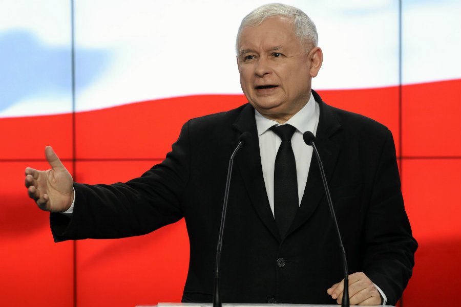 Dziennikarze pytają Jarosława Kaczyńskiego, czy zrezygnuje z prywatnej ochrony i emerytury w kontekście jego deklaracji o planowanej obniżce wynagrodzeń dla parlamentarzystów.