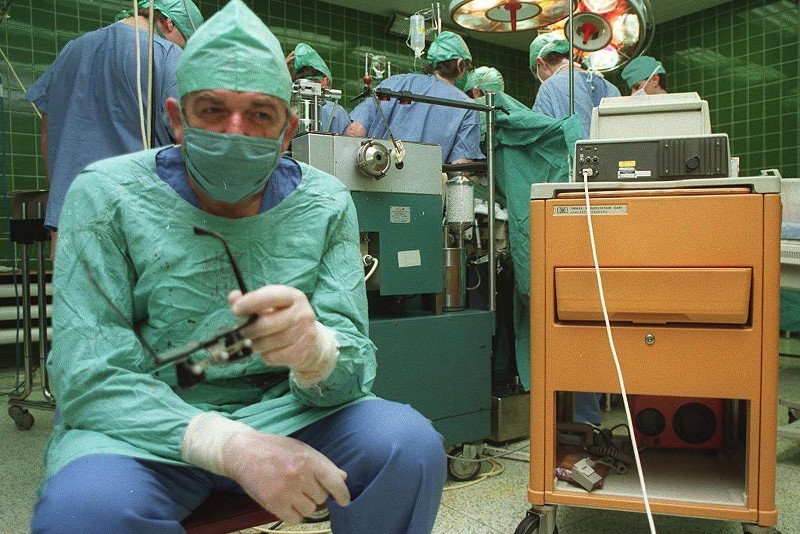 Prof. Zbigniew Religa na sali operacyjnej.