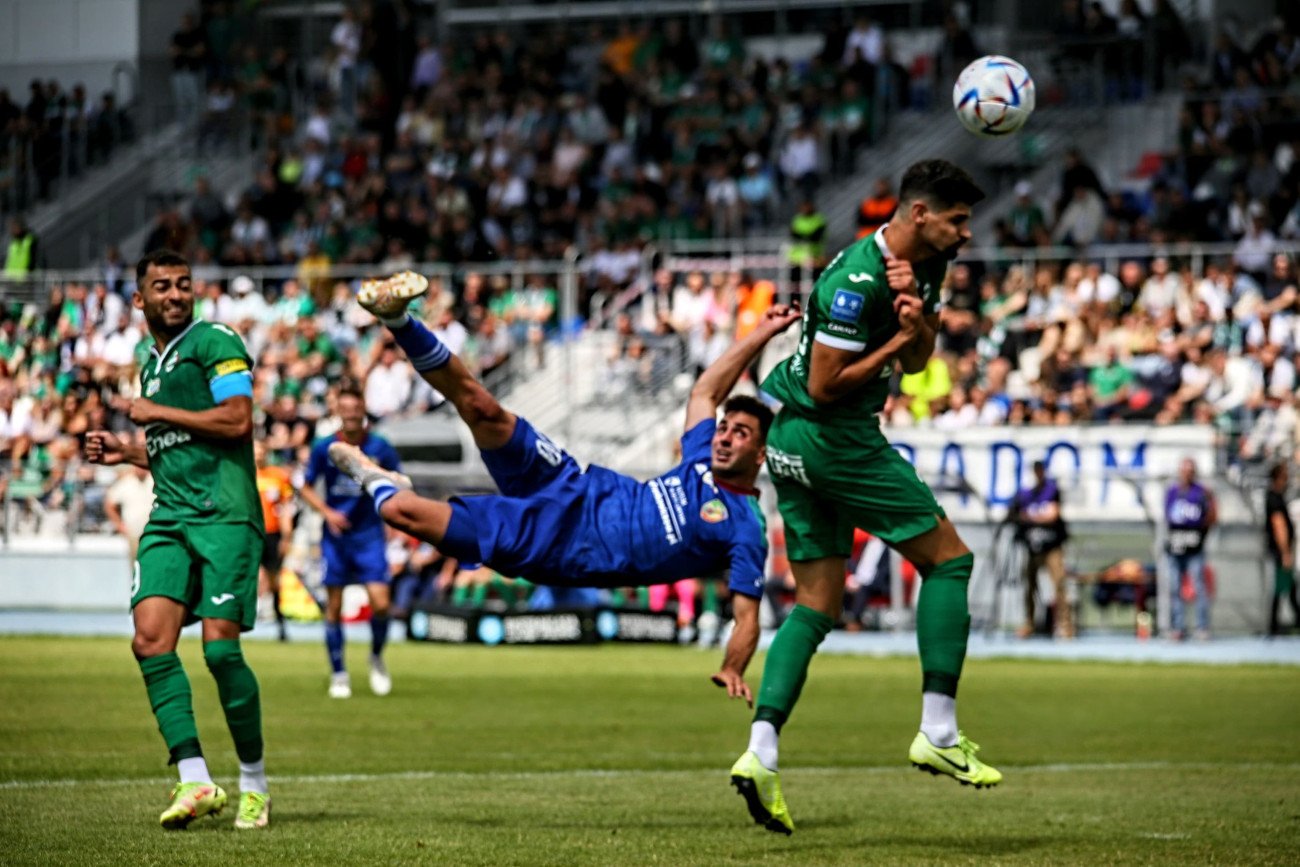 Maciej Śliwa właśnie tym uderzeniem otworzył dorobek bramkowy beniaminka z Legnicy na ekstraklasowym poziomie.