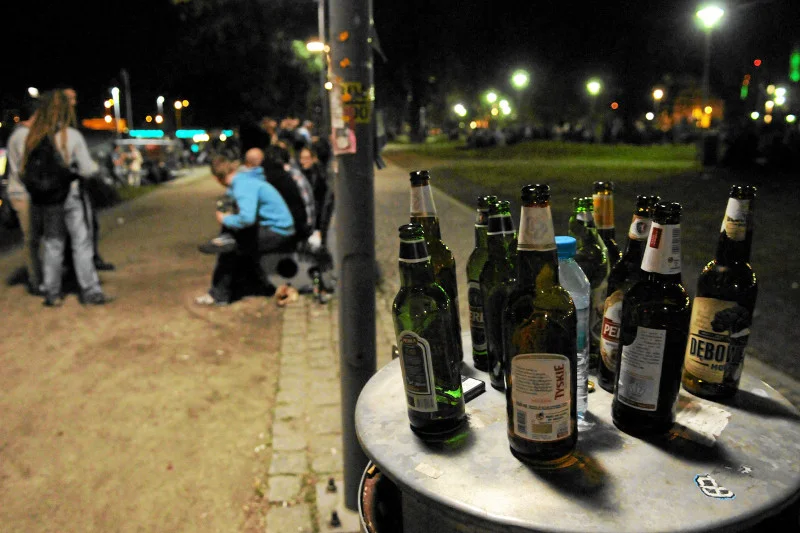 Prezydent Piotrkowa Trybunalskiego wyszedł z inicjatywą wprowadzenia zakazu kupowania alkoholu nocą.