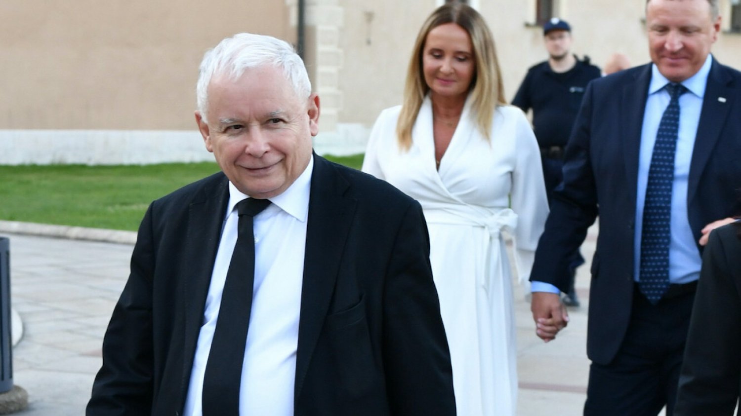 Prezes TVP Jarosław Kaczyński i były prezes TVP Jacek Kurski (z żoną).