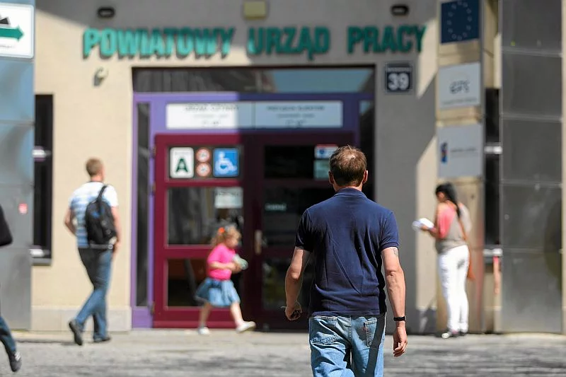 To nieprawda, że Polacy wolą bezrobocie od przeprowadzki. Wystarczy zachęcić ich do szukania pracy poza rodzinnym miastem.