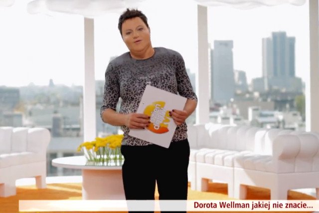 Maciej Stuhr promuje swoją nową książkę, wcielając się w... Dorotę Wellman. I przeprowadza sam ze sobą wywiad